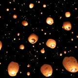 夜空に打ち上げられた天灯(ランタン) s.jpg