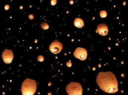 夜空に打ち上げられた天灯(ランタン) s.jpg